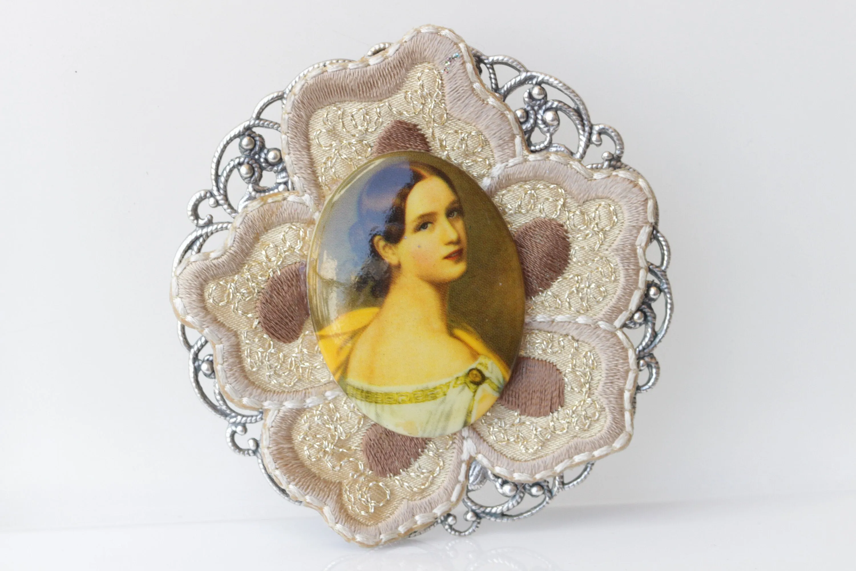 CAMEO GOLD BROOCH