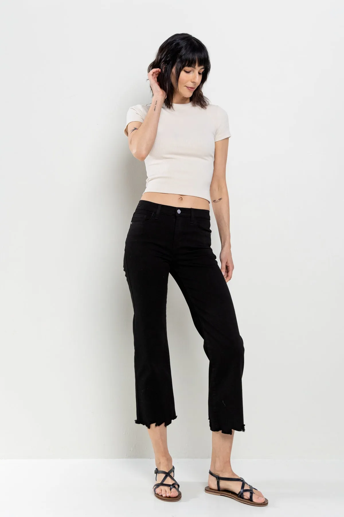 MID RISE CROPPED STRAIGHT LEG JEANS WITH FRAYED HEM   / SP-P10626BK