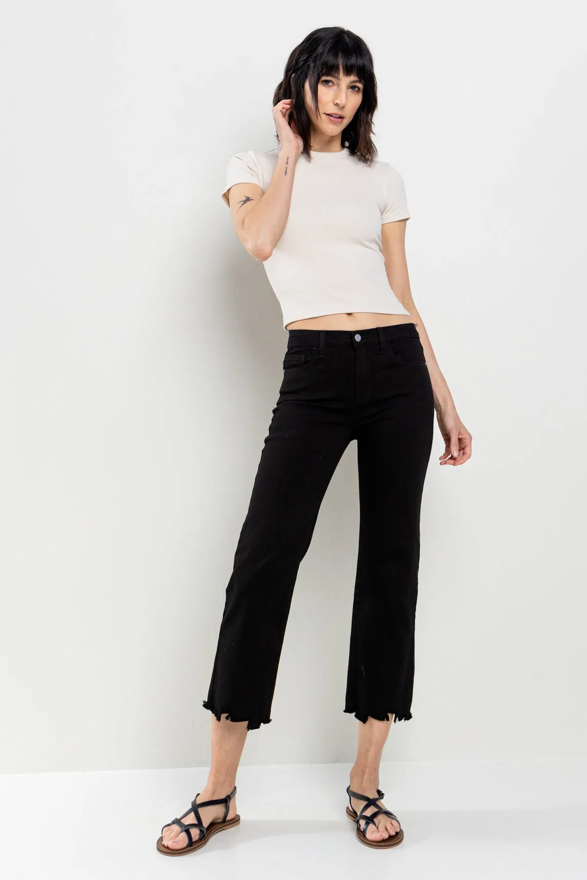 MID RISE CROPPED STRAIGHT LEG JEANS WITH FRAYED HEM   / SP-P10626BK