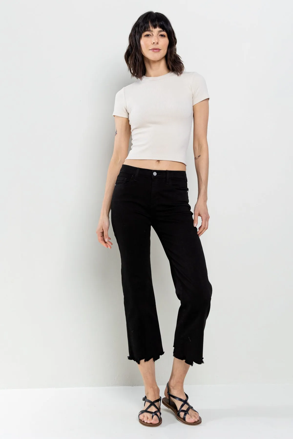 MID RISE CROPPED STRAIGHT LEG JEANS WITH FRAYED HEM   / SP-P10626BK