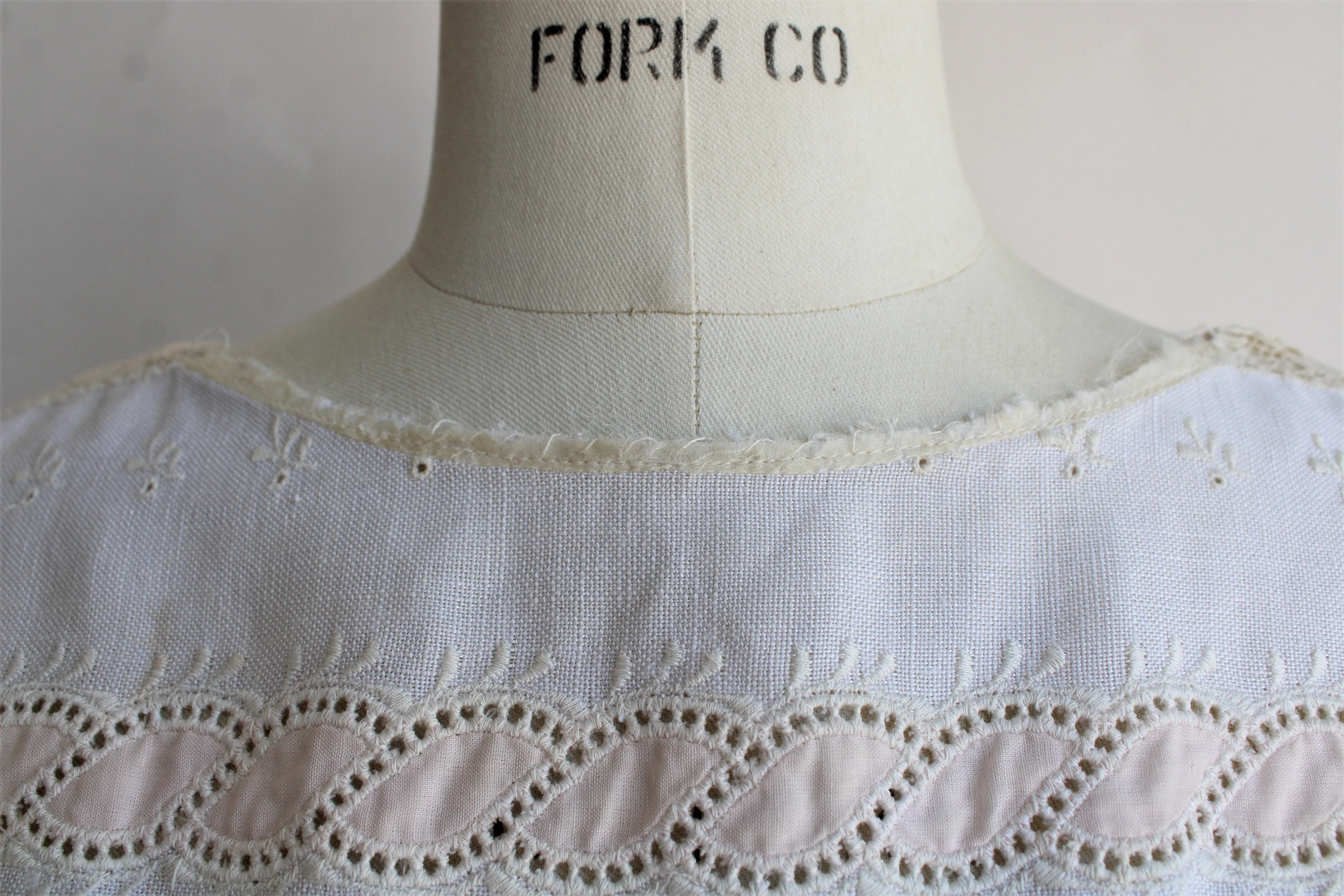 Vintage 1960s Linen and Lace Dress from Saks Fifth Avenue